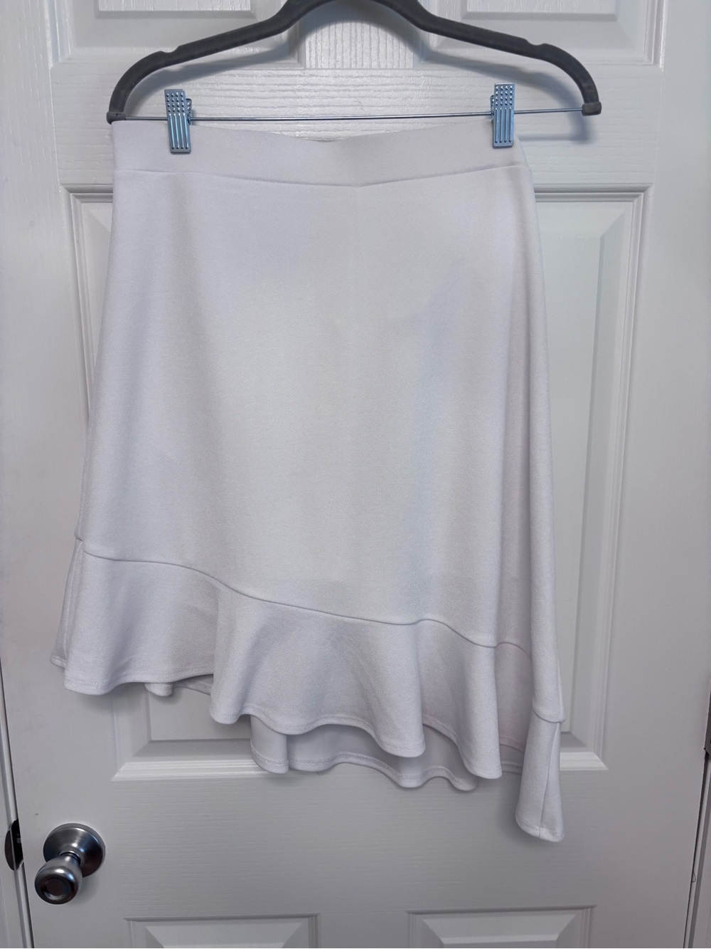 Isaac Mizrahi White Asymmetrical Ruffle Hem Skort